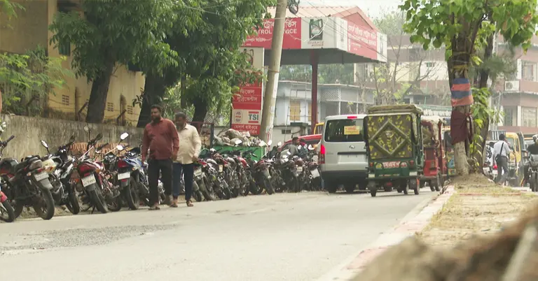 পাম্পে মোটরসাইকেলের দীর্ঘ লাইন